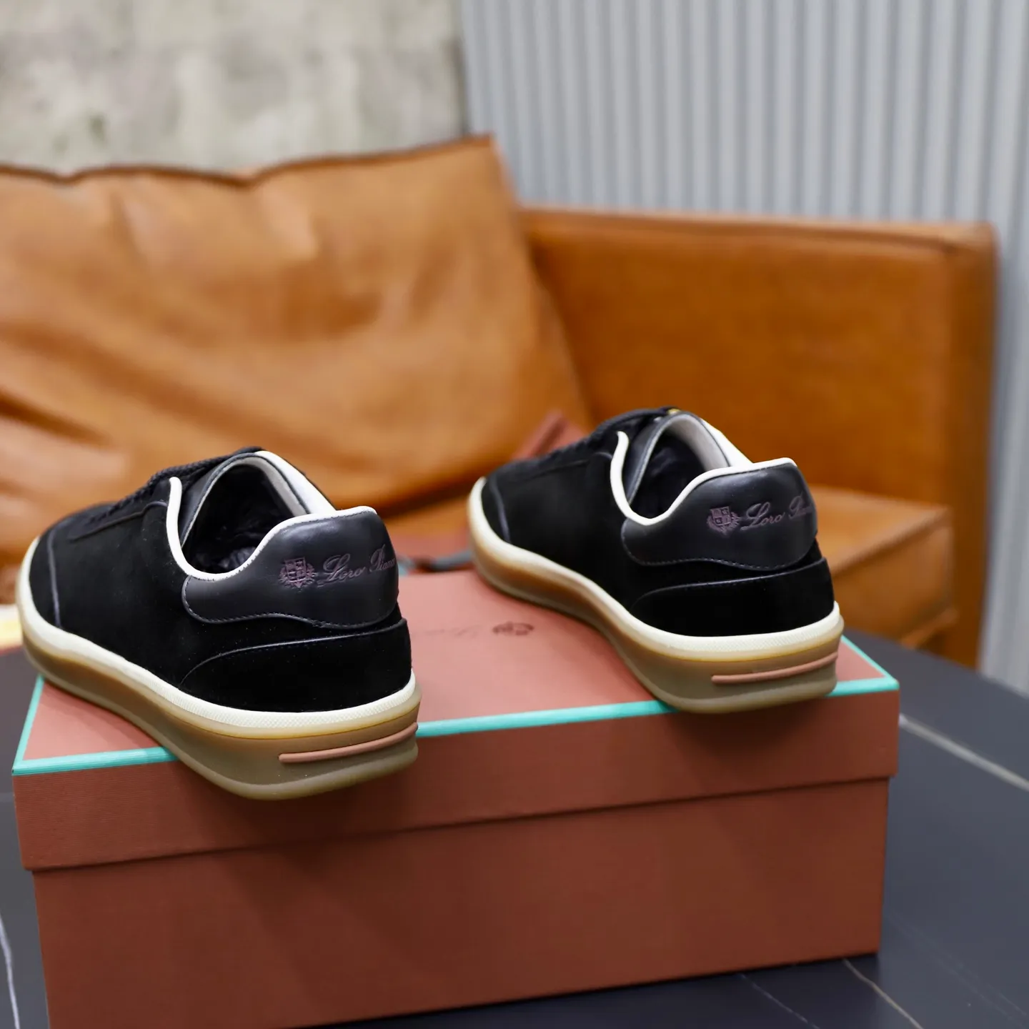 Ex-factory price: 560💰Loro Riana men’s moral training sneakers! Made from high-quality materials and designed in a low-cut silhouette, it offers an elegant and stylish look that's suitable for year-round wear. The unique double-layer sole aesthetic design, caramel cup-shaped outsole is decorated with off-white rubber trim, creating an attractive color combination. Pair with tailored pieces or jeans for a sophisticated yet casual look. The heel is decorated with soft cow leather tongue with Kummel color inserts and cotton laces with embossed LP logo. Upper: cow split suede. Lining: original thickened soft sheepskin. Size: 38-39-40-41-42-43-44 (customized in 45.46)